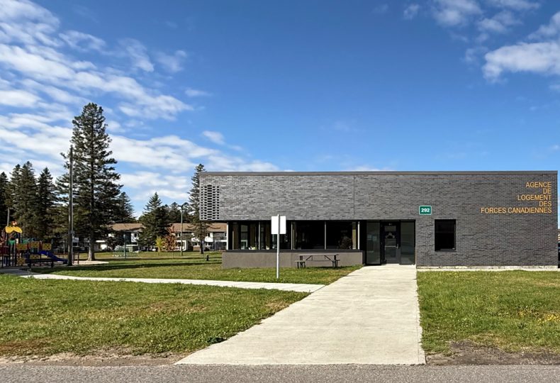 Voir le projet Complexe de l&rsquo;Agence de logement des Forces canadiennes et du Centre de la famille à Valcartier